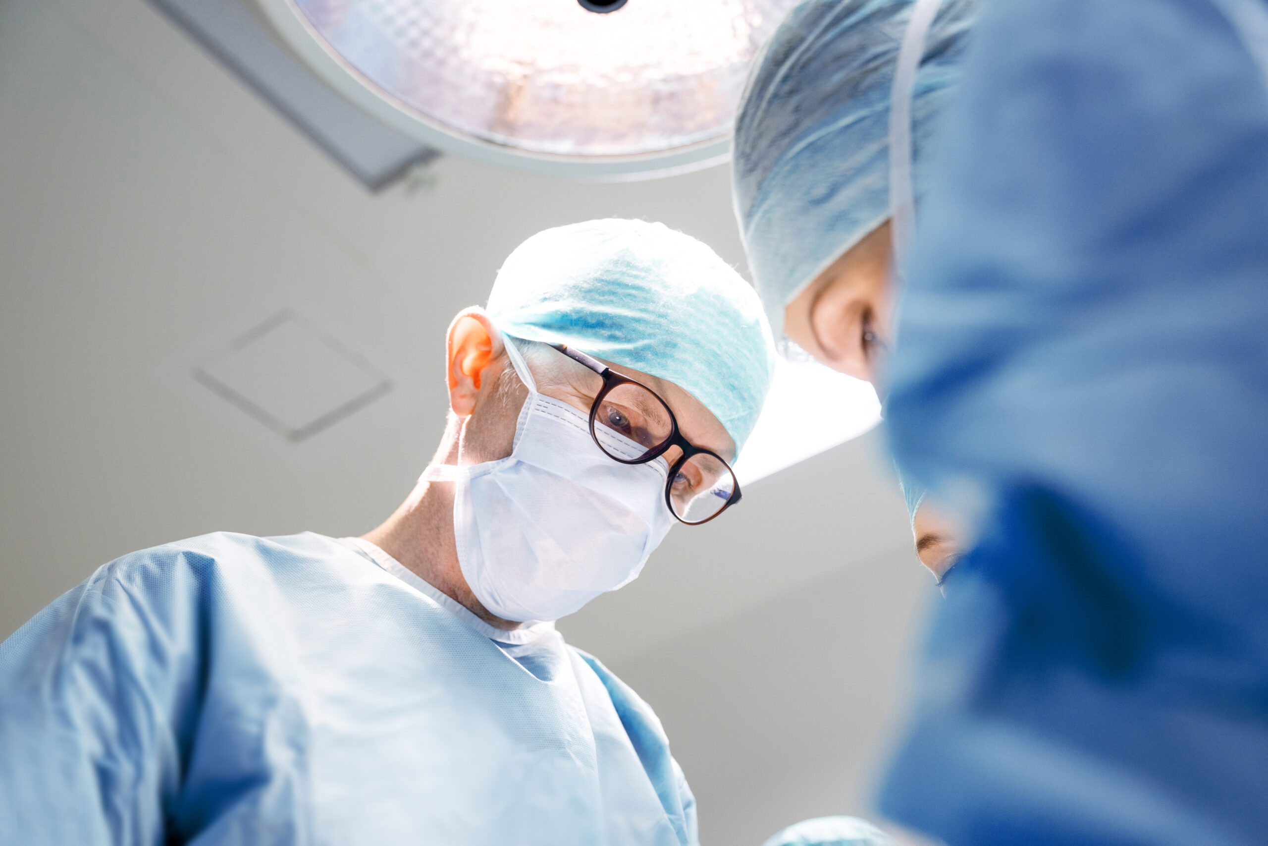 Dr. Dr. Robert Frey bei einem oralchirurgischen Eingriff in Heidelberg